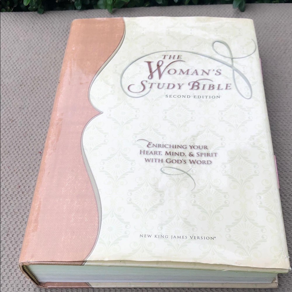 The Woman's Study Bible Pink and Ivory Hardcover (NIV?)Second Edition 2006